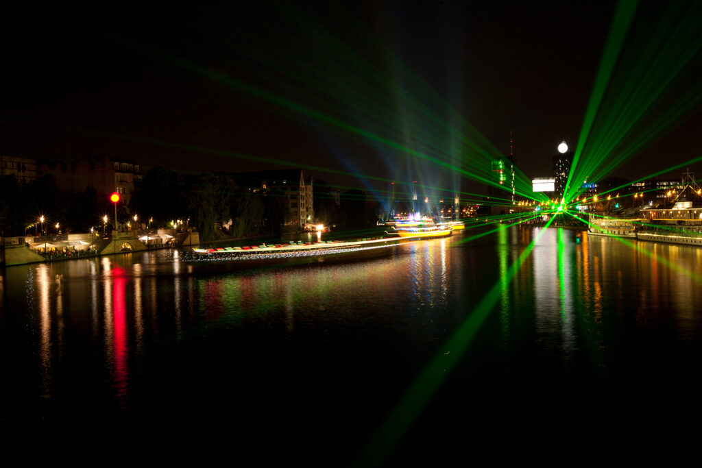 Erlebe Berlin, wenn es dunkel wird und halte den Zauber der Nacht mit deiner Kamera fest.